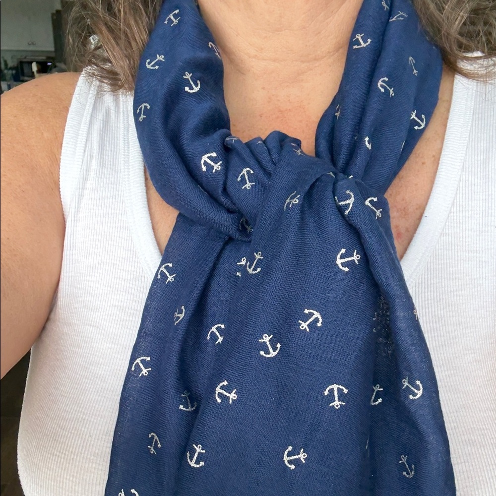 Let’s set sail with this Nautical Navy Anchor Scarf excellent condition